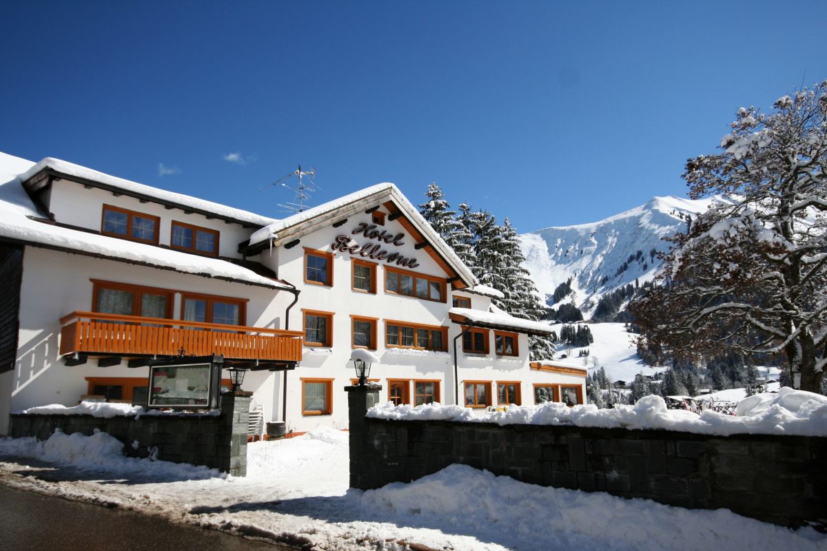 Hotel Bellevue in Riezlern von außen im Winter 
