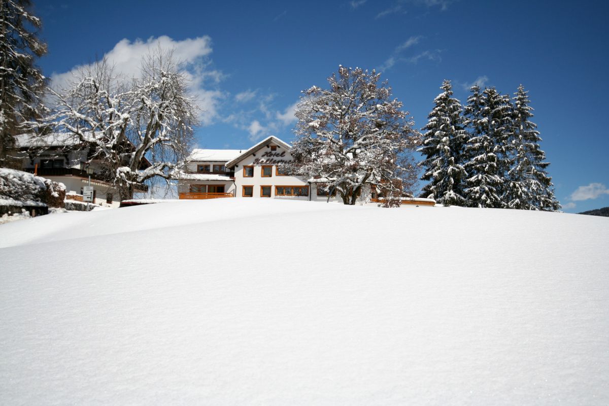 Hotel Bellevue in Riezlern von außen im Winter 