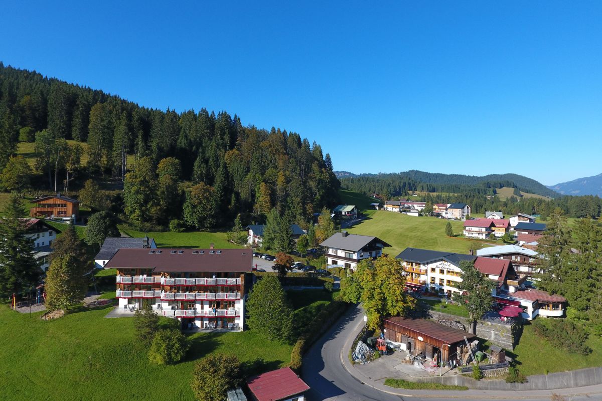 Außenansicht des Hotel Bellevue in Riezlern im Sommer