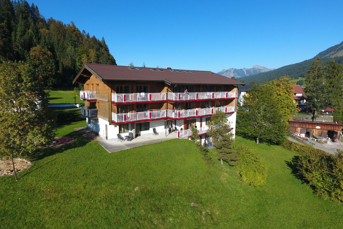 Außenansicht des Hotel Bellevue in Riezlern im Sommer
