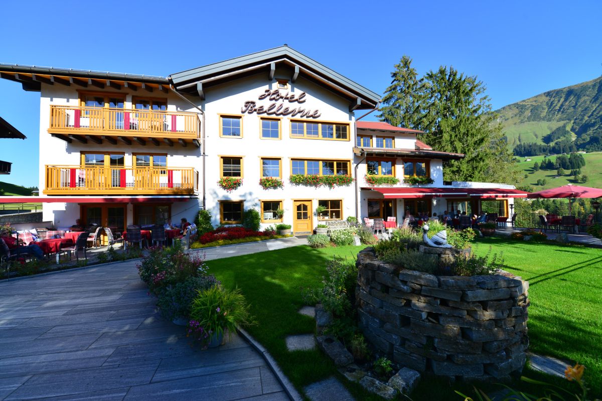 Außenansicht des Hotel Bellevue in Riezlern im Sommer