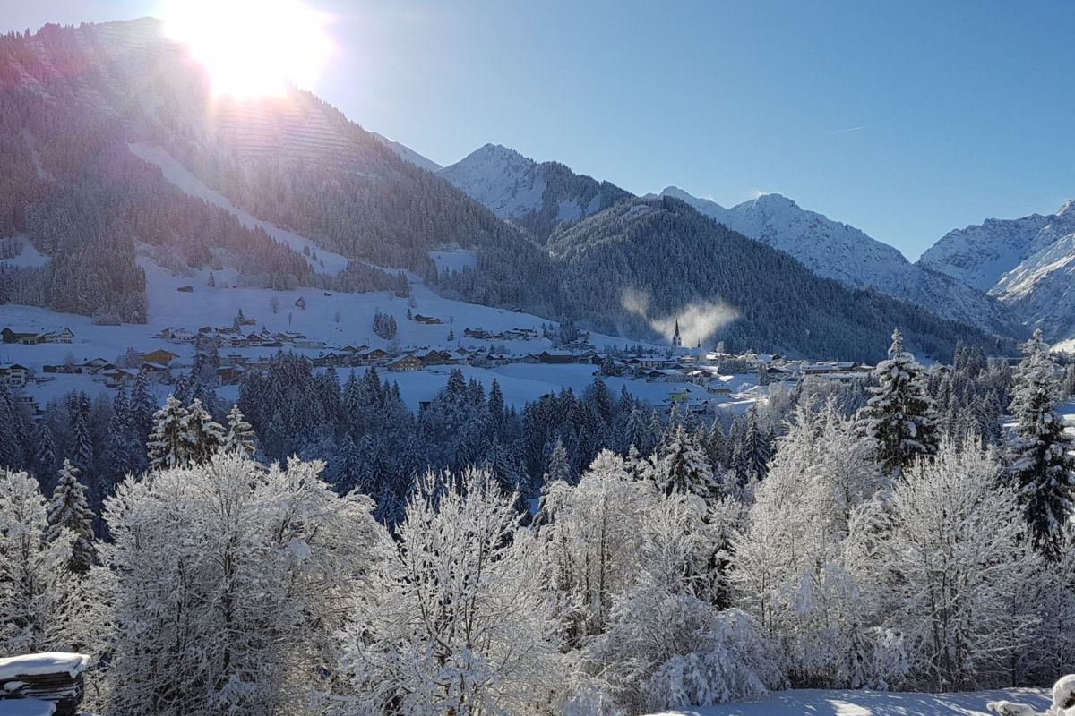 Aussicht auf die Landschaft in Riezlern im Winterurlaub