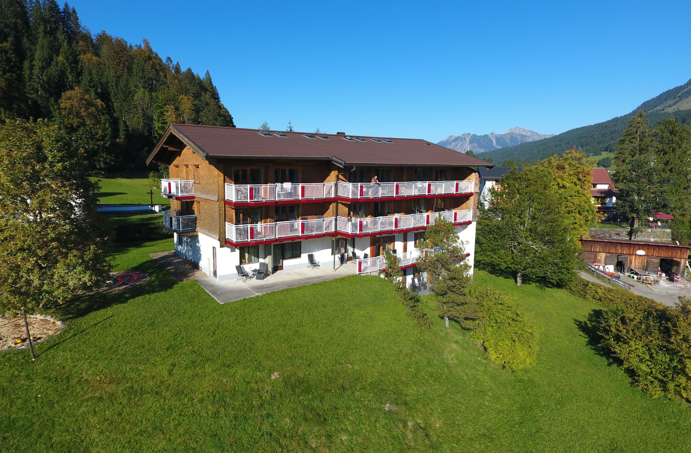 Außenansicht des Hotel Bellevue in Riezlern im Sommer