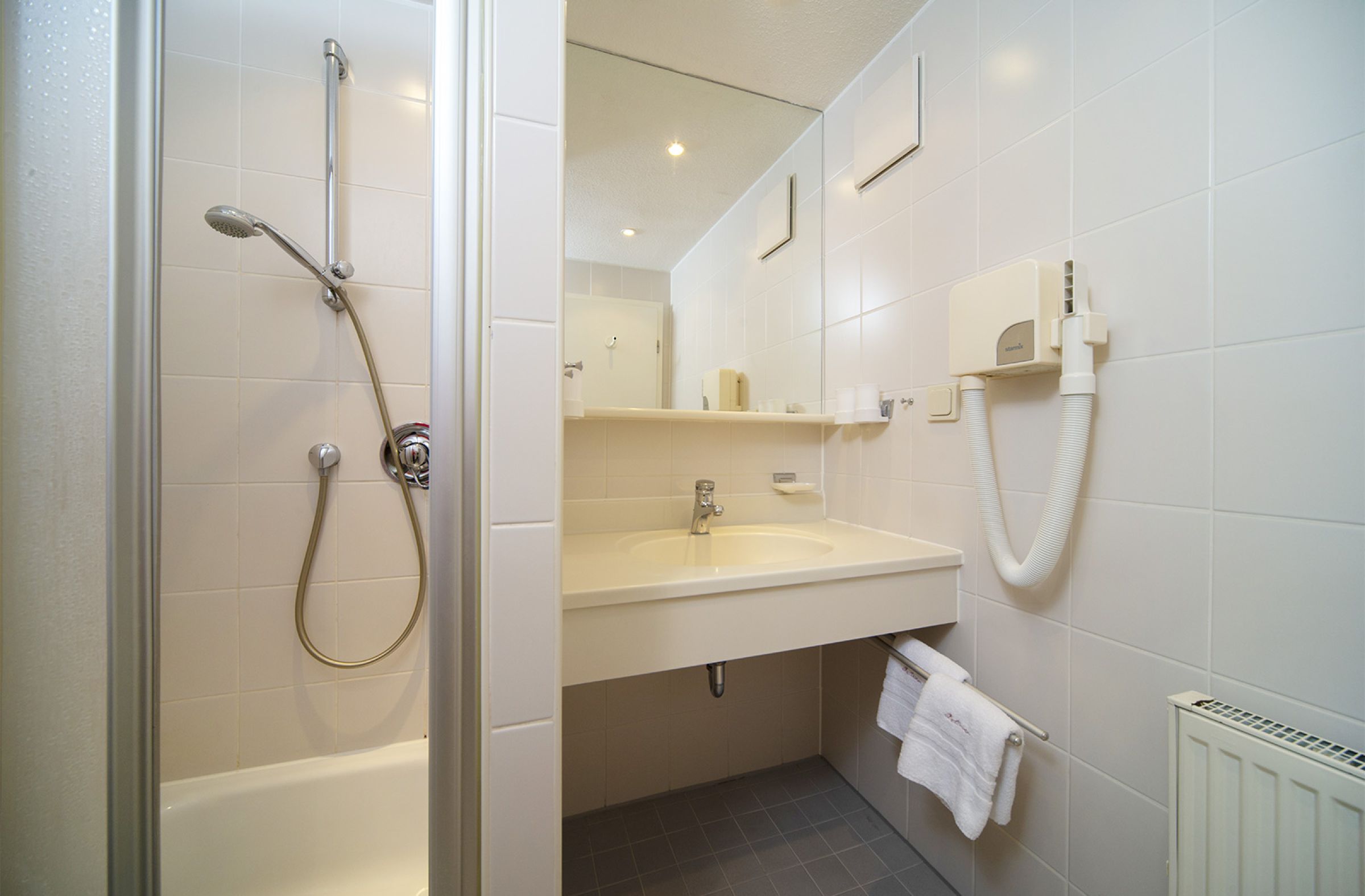 Badezimmer Frauenschuh im Hotel Bellevue in Riezlern 
